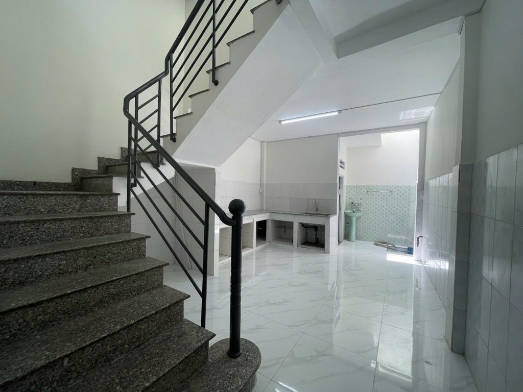 [L2324*] Nhà 3 tầng Gò Vấp, sát Chợ Xóm Mới – Giá sốc!